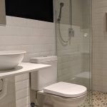 Como escolher o sistema de acionamento de descarga ideal para cada vaso sanitário?