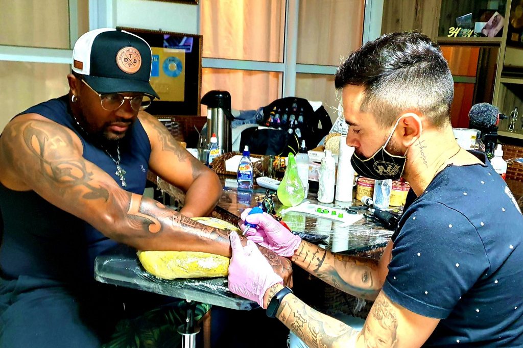 Claudinho vocalista do Negritude Jr e filho Kauan Forte, fazem tatoo juntos