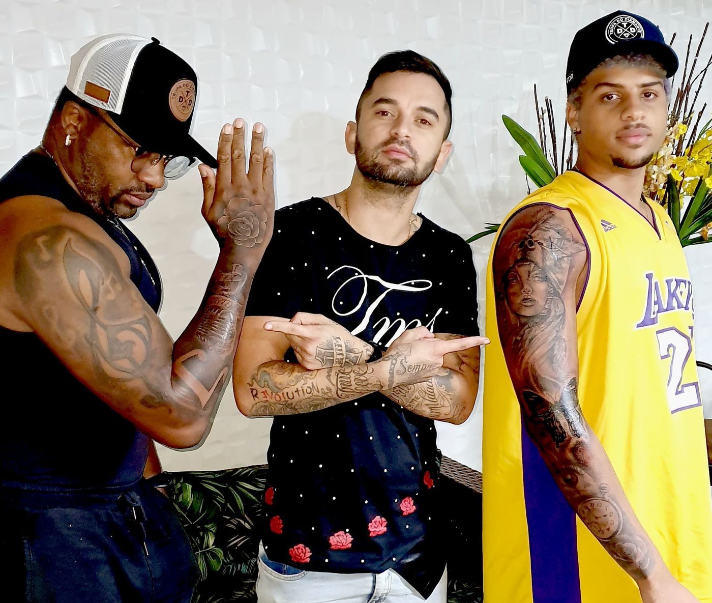 Claudinho vocalista do Negritude Jr e filho Kauan Forte, fazem tatoo juntos