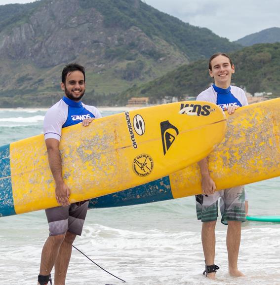 Ator e influencer Alan Pfeffer se inspira em seu personagem da websérie Talento em Dobro e inicia a prática de surf