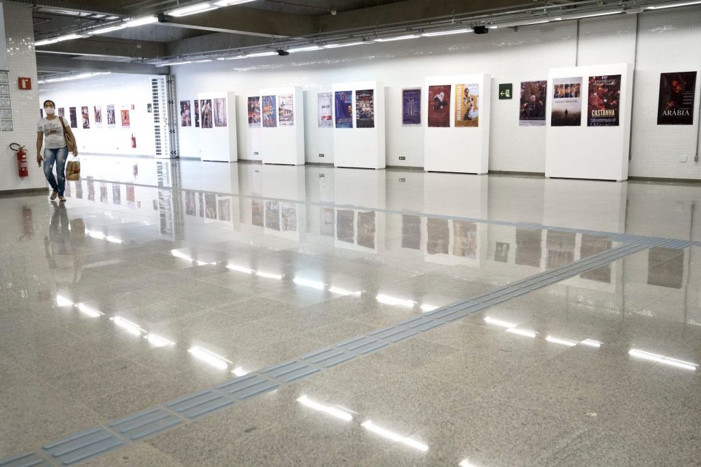 Exposição de cartazes na estação do metrô Cine Brasília deve se tornar permanente Artes