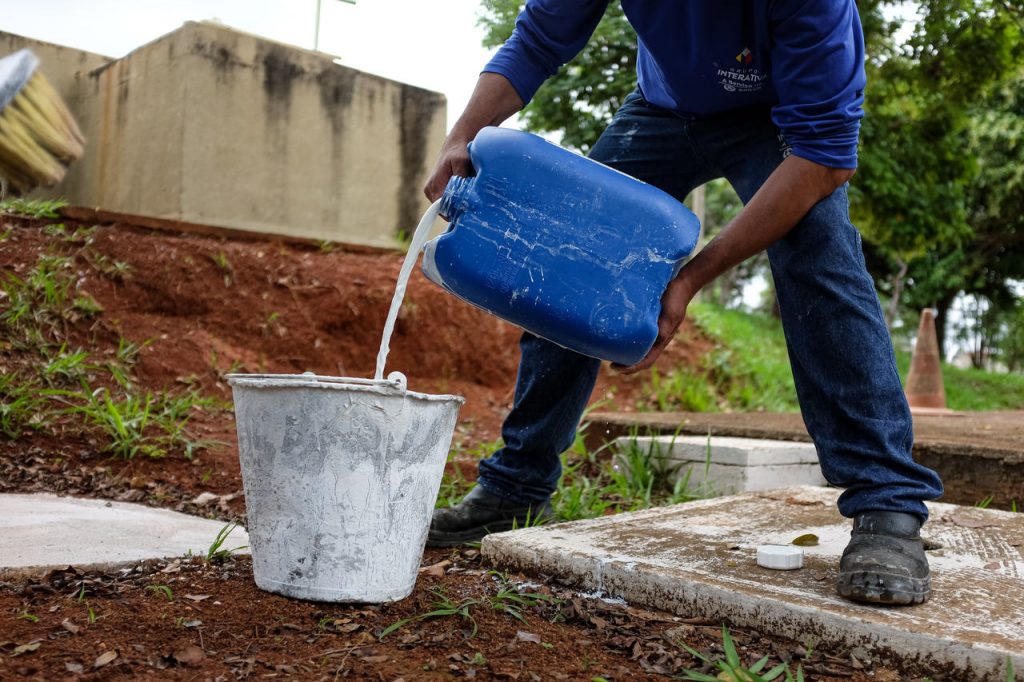 Caesb reaproveita cal usada no tratamento de água para pintura de unidades da Companhia