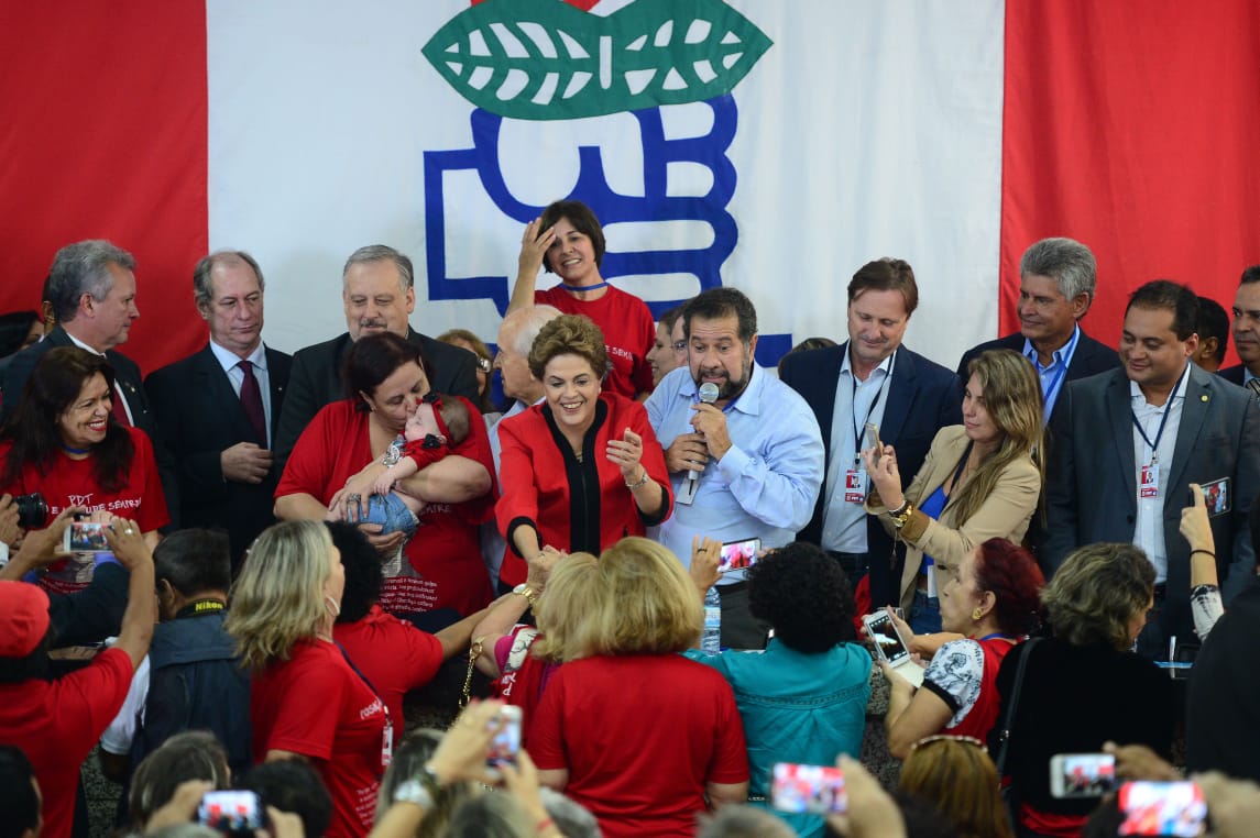 Carlos Lupi defende Dilma da fala de Bolsonaro.