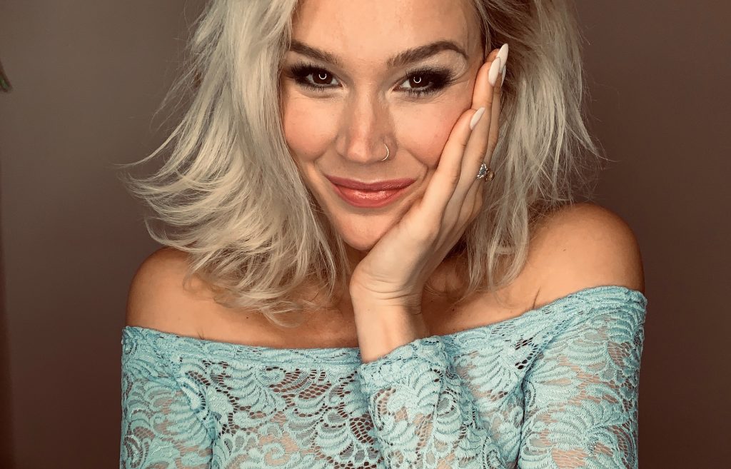 Joss Stone lança versão ao vivo de single “Walk With Me” Música