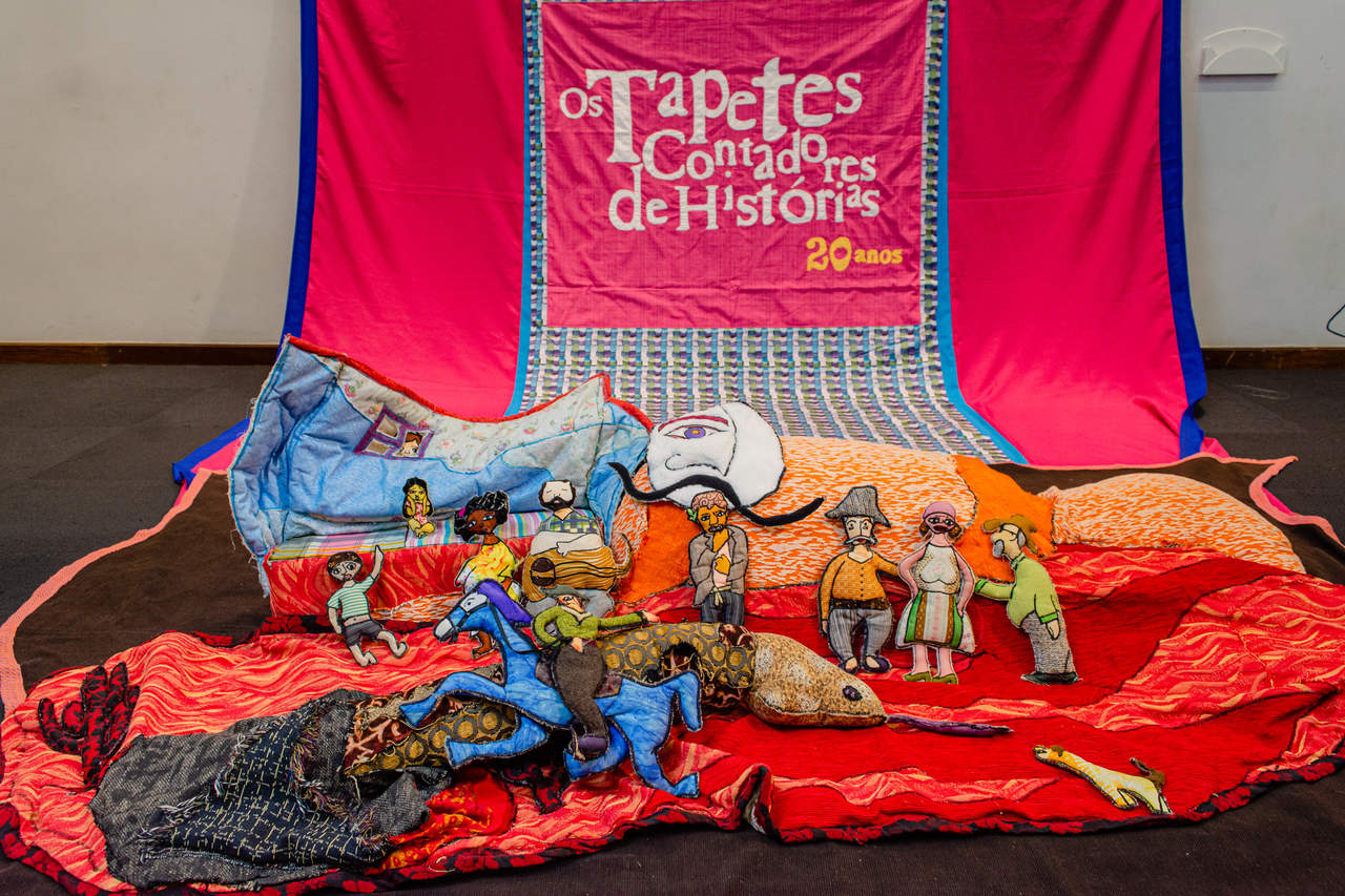 Os Tapetes Contadores de Histórias realizam Carnaval da Esperança Notícias