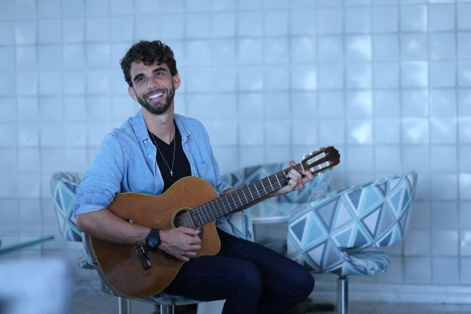 Cantor pernambucano, Tauã Cordel, lança música com participação de Maneva Música
