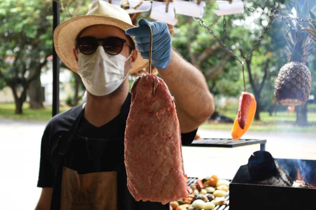 Com a alta do preço do gado bovino, churrasqueiros oferecem variação do tipo de proteína para manter a tradição do velho e bom churrasco Gastronomia