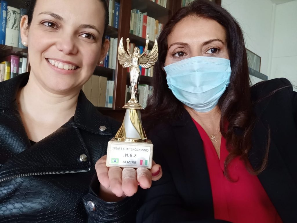 Jovem brasileira recebe prêmio na Itália