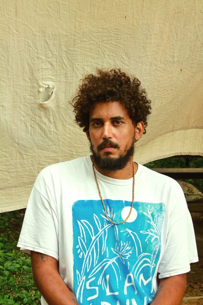 Lê Almeida transmite show de lançamento de seu sexto disco, “Aulas”, no canal do Sesc Música