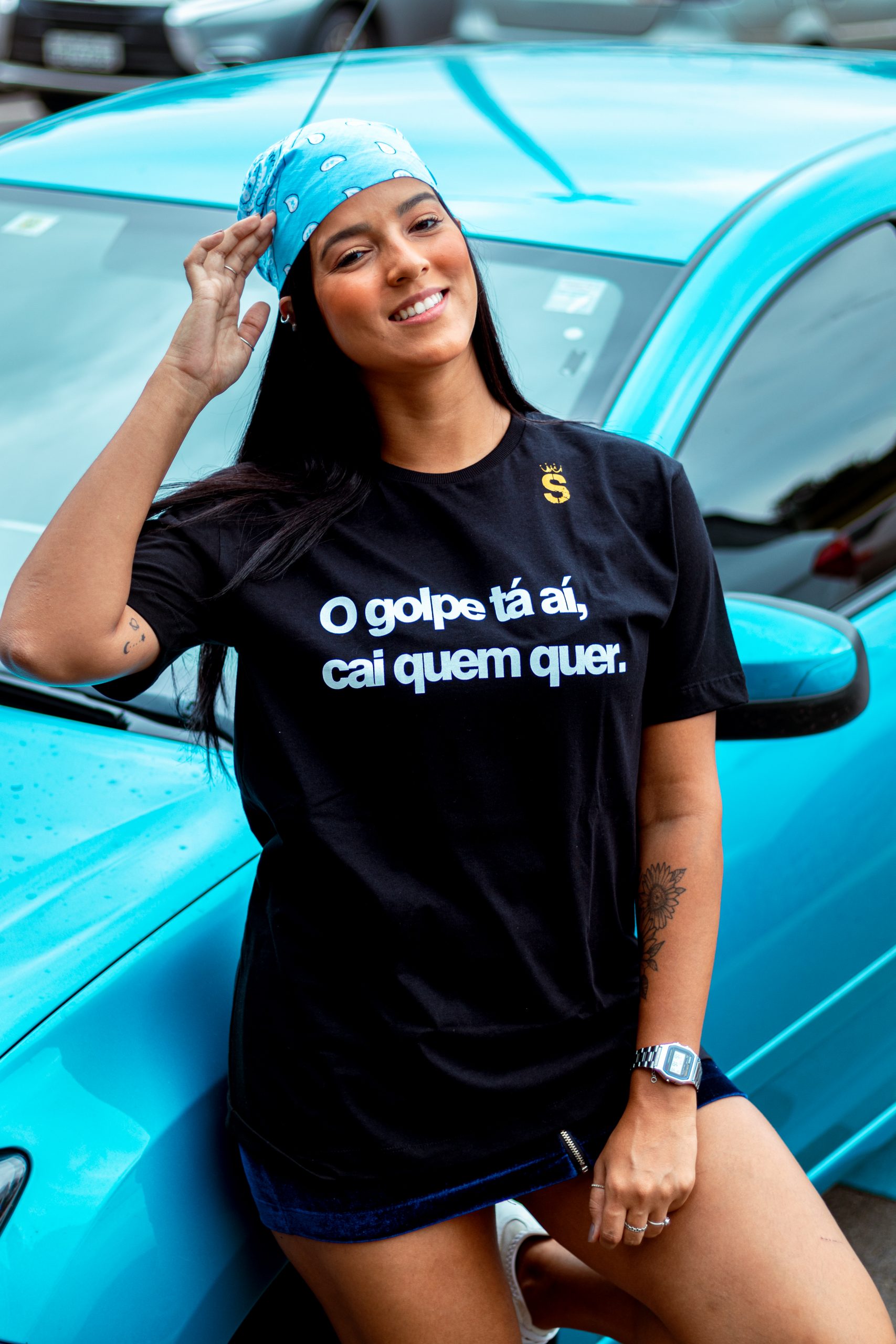 “O golpe tá aí, cai quem quer”: empresário lucra na crise vendendo camisetas com frases de memes Notícias