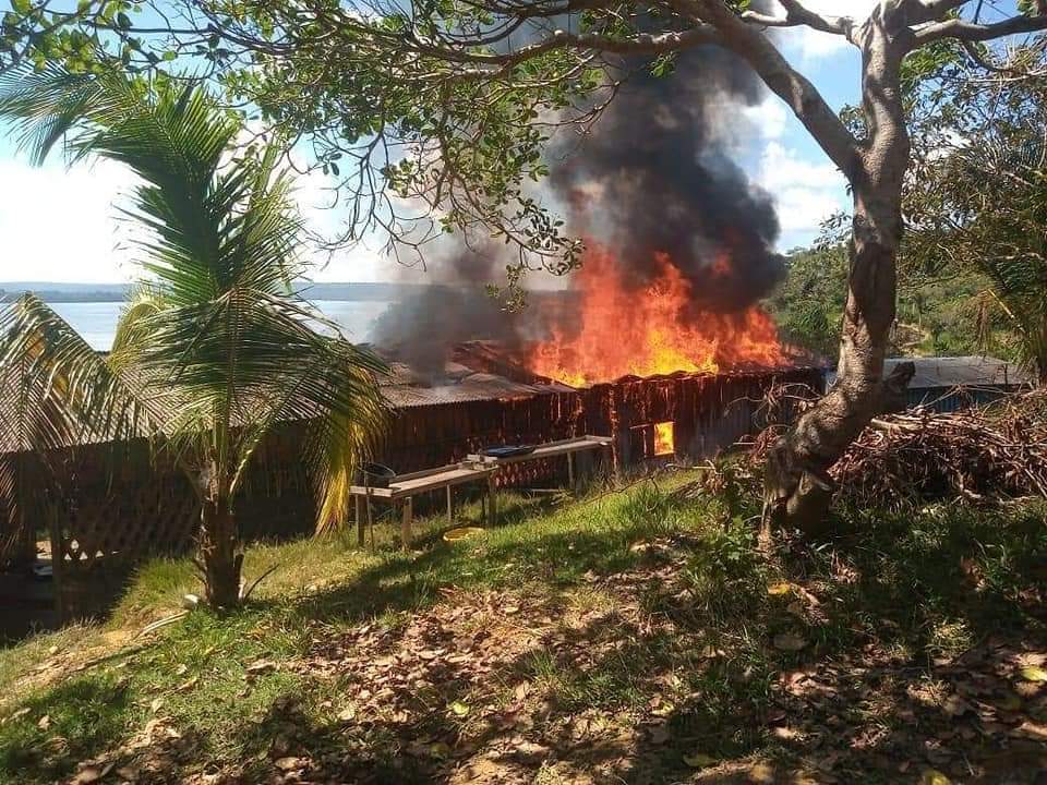 Violência em terras indígenas vira escândalo internacional. Bolsonaro põe cocar e pede paz! Notícias