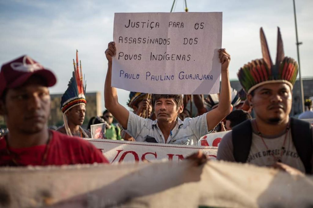 Violência em terras indígenas vira escândalo internacional. Bolsonaro põe cocar e pede paz! Notícias