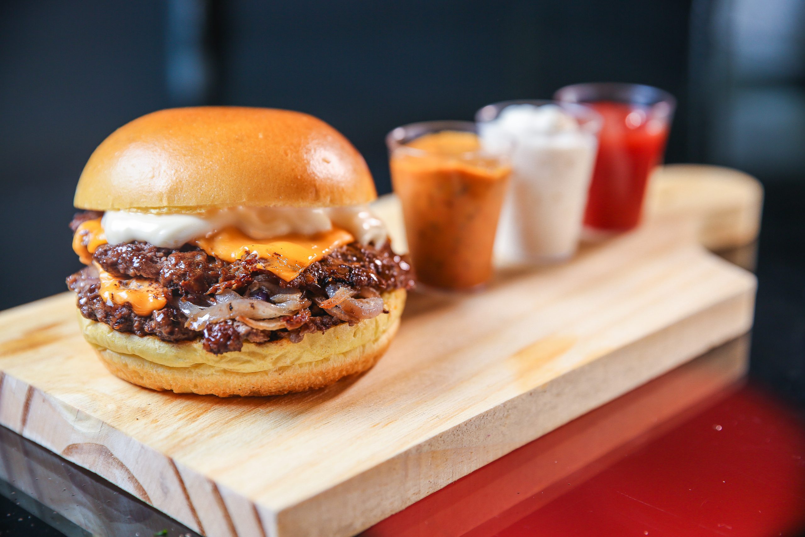 Chama Smash Burguer desembarca na Capital Federal e apresenta novo conceito no Dia Mundial do Hambúrguer Gastronomia