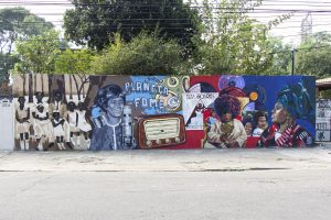 Elza Soares visita bairro em que foi criada e se emociona com mural em sua homenagem Celebridades