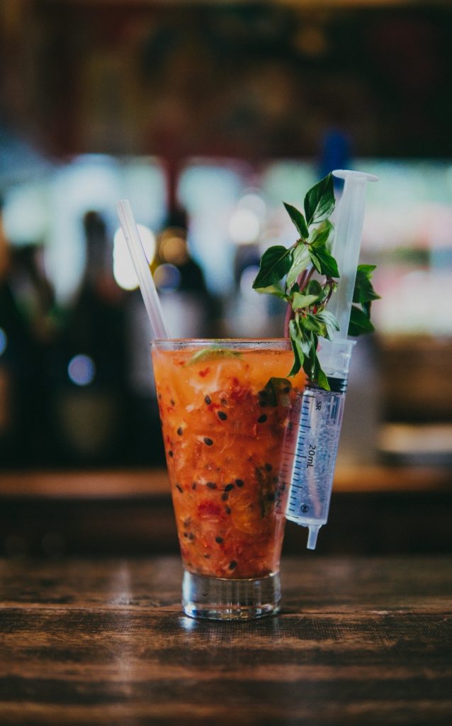 Chef Dudu Camargo ensina a fazer Caipirosca de maracujá Pérola do Cerrado Gastronomia