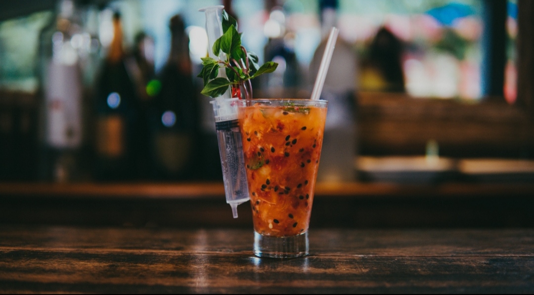 Chef Dudu Camargo ensina a fazer Caipirosca de maracujá Pérola do Cerrado Gastronomia