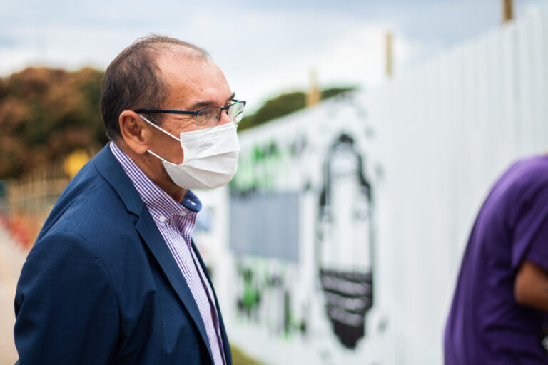 Tapumes da Praça do Buriti viram tela de arte Cultura