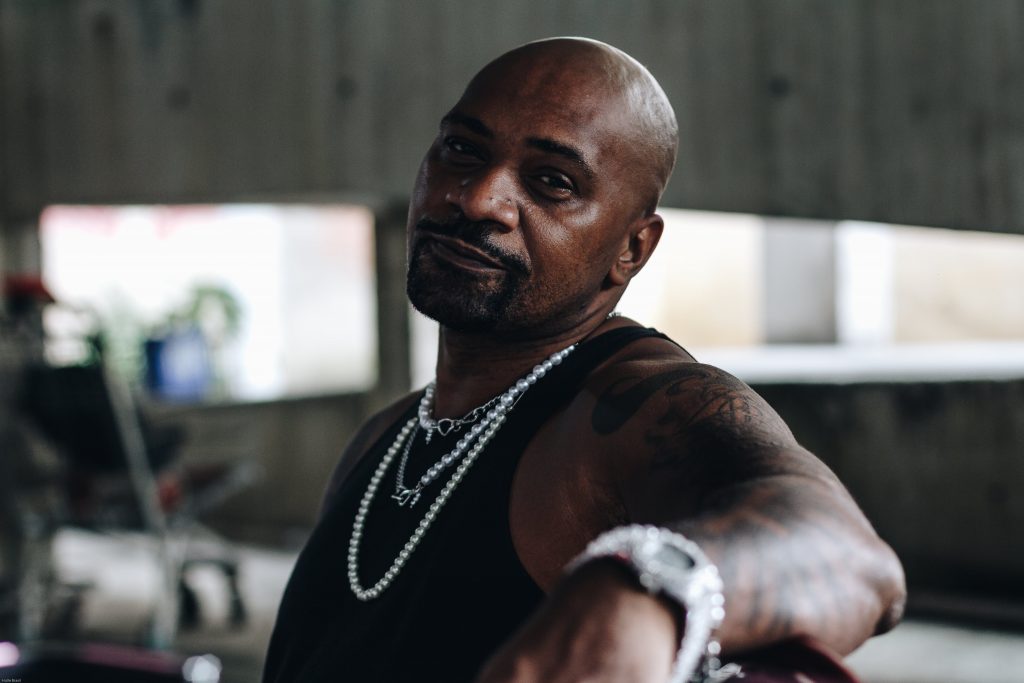 mv bill evoca a unidade entre negros no novo videoclipe “nossa lei”