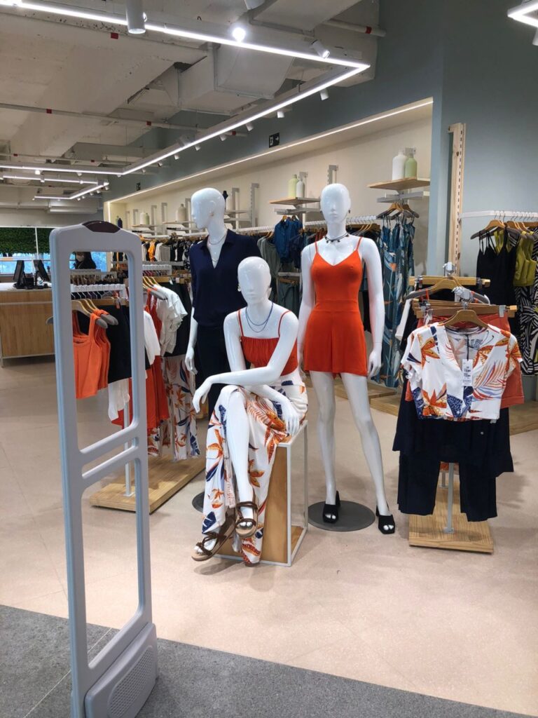 Cores e formas da moda Primavera/Verão chegam às vitrines do Conjunto Nacional Moda