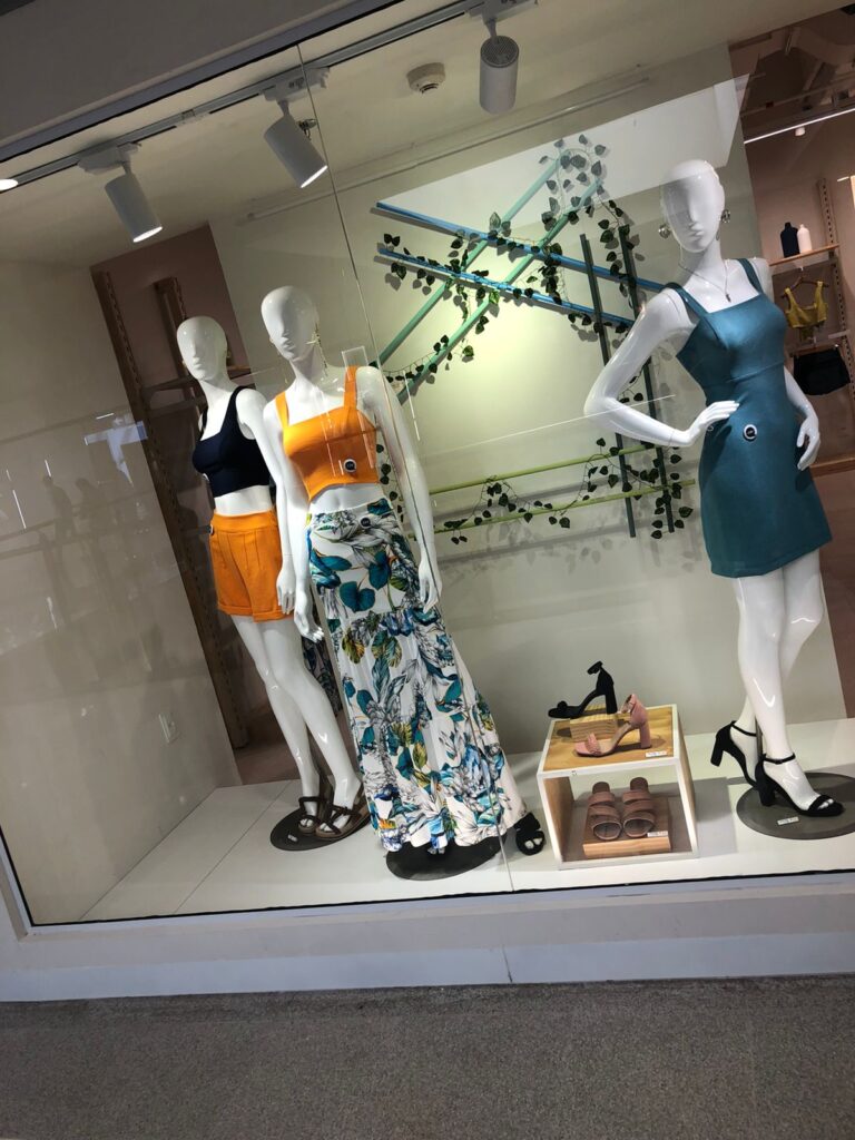 Cores e formas da moda Primavera/Verão chegam às vitrines do Conjunto Nacional Moda