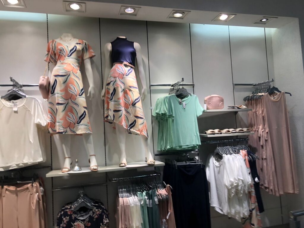 Cores e formas da moda Primavera/Verão chegam às vitrines do Conjunto Nacional Moda