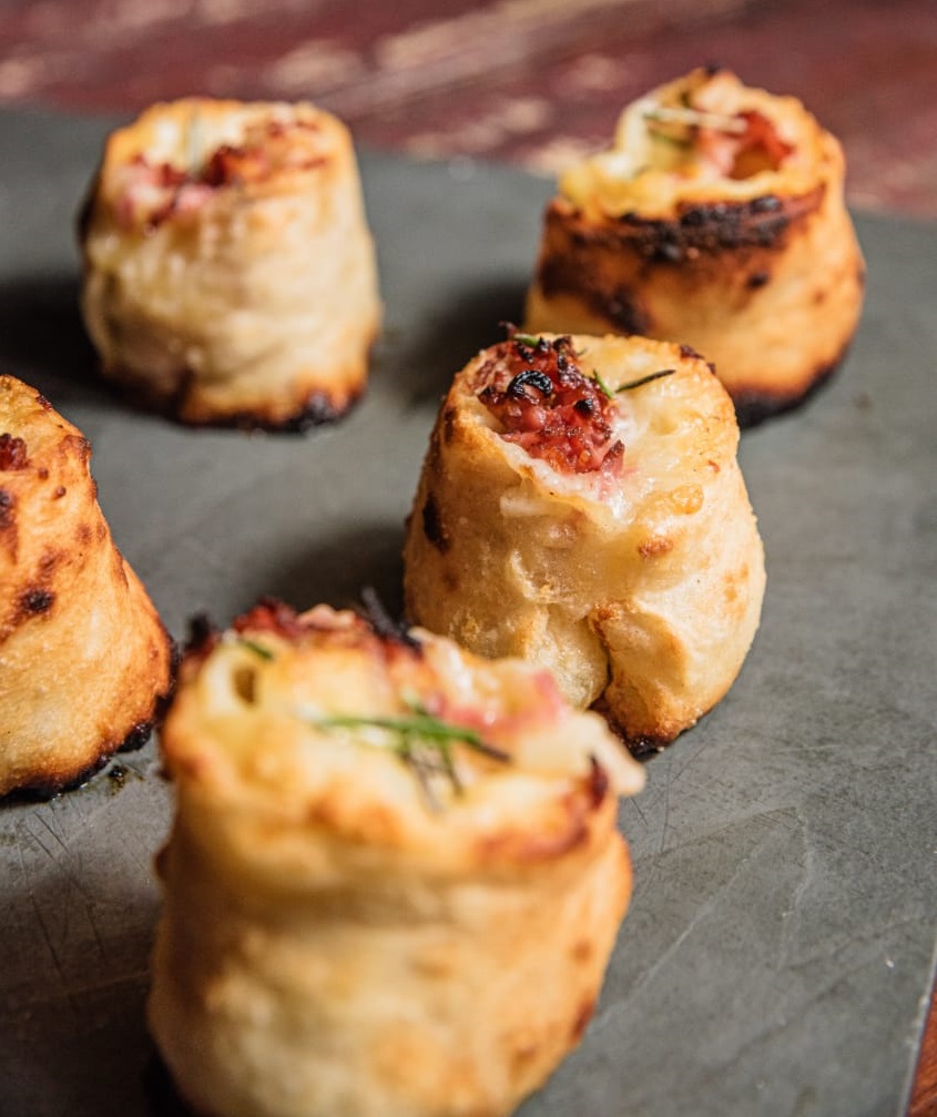 Pizza em formato de cilíndrico e katha com crème brûlée são destaques na Grano & Oliva Gastronomia