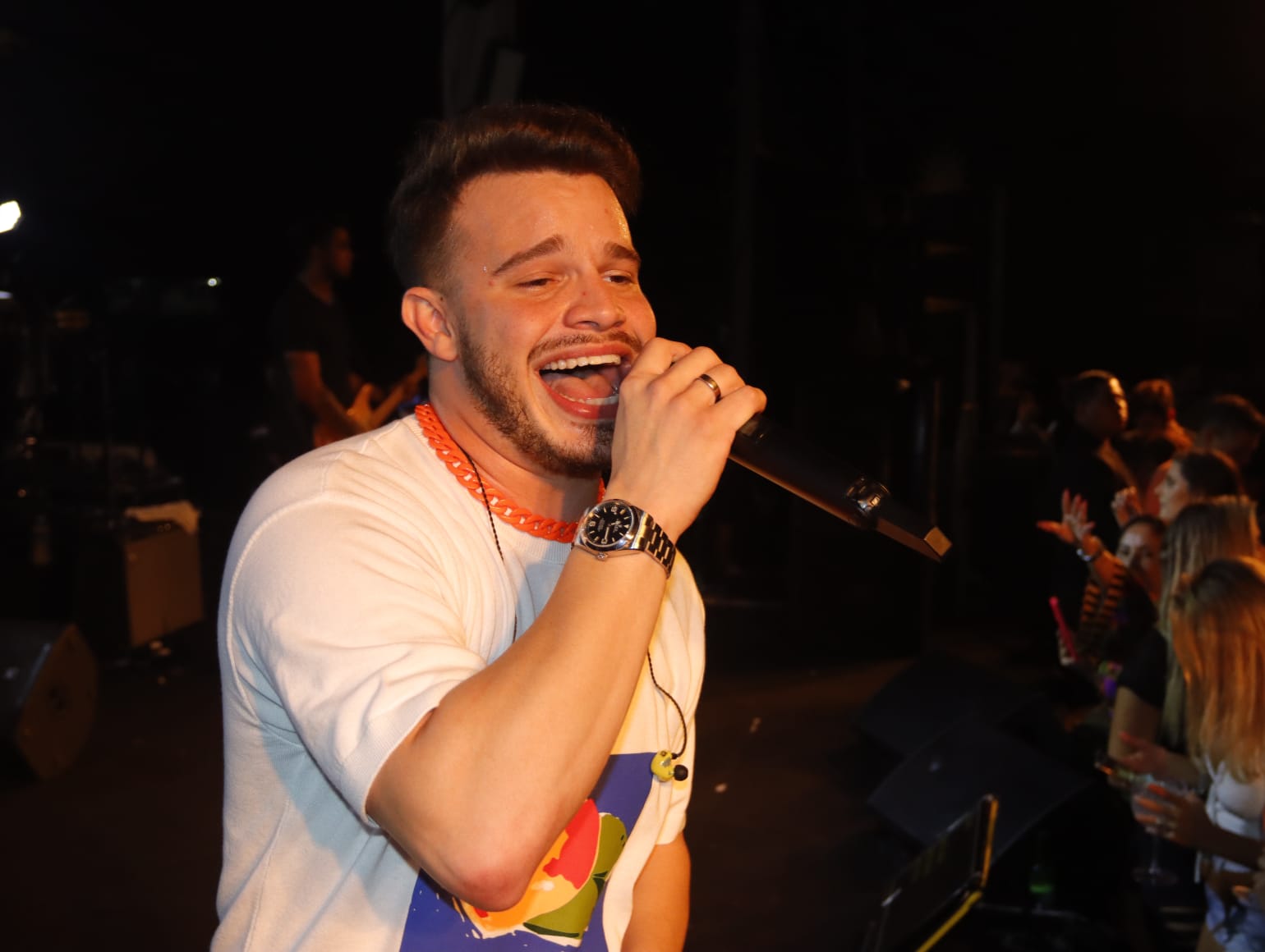 Ex-bbb Anamara canta no show de Matheus Fernandes Música