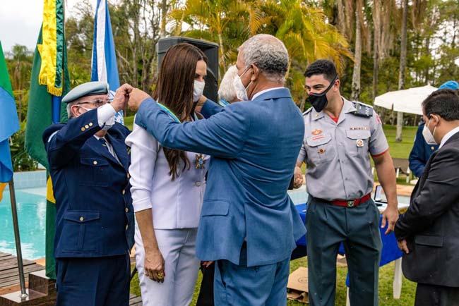 A empresária e apresentadora de TV Eliana Lopes recebe condecoração da ONU Celebridades