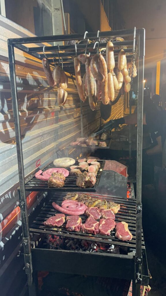 Parrilla para todos: Um dia de churrasco para os moradores de rua da Capital Federal