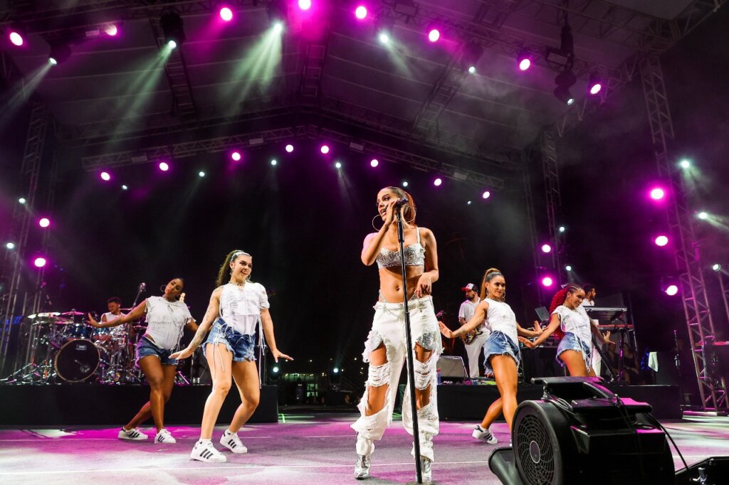 Anitta e Colcci agitam primeira noite de festas do Réveillon Nº1 Eventos
