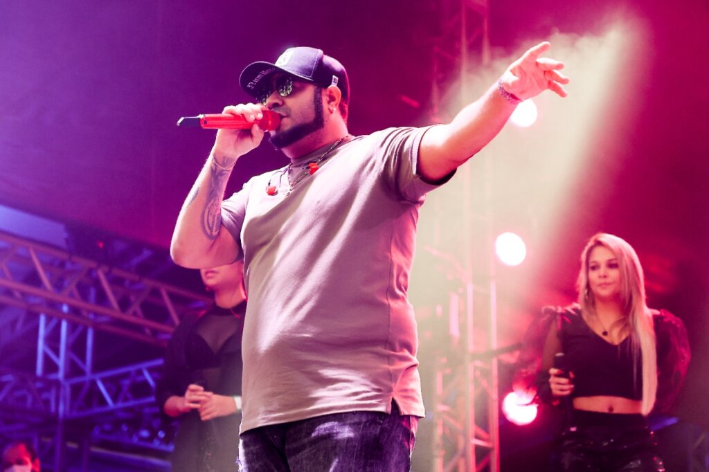 Anitta e Colcci agitam primeira noite de festas do Réveillon Nº1 Eventos