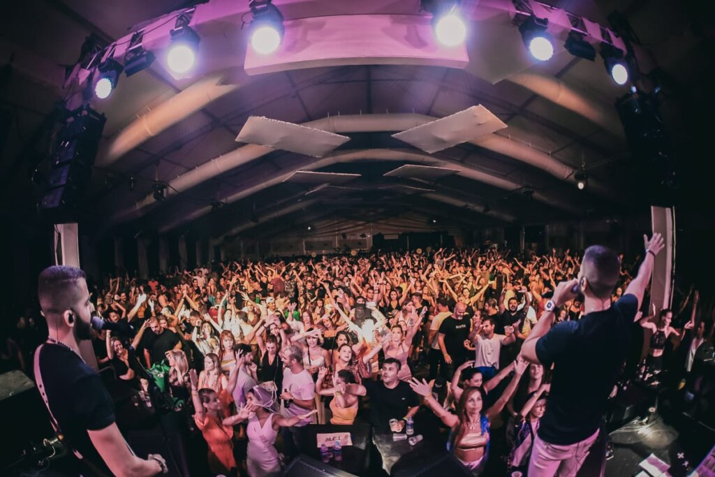 Rafa e Pipo Marques apresentaram a 2ª edição do projeto Axé em Samba, tranformando o Jockey Clube em um grande Carnaval Baiano!! Música