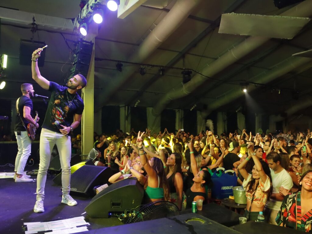 Rafa e Pipo Marques apresentaram a 2ª edição do projeto Axé em Samba, tranformando o Jockey Clube em um grande Carnaval Baiano!! Música