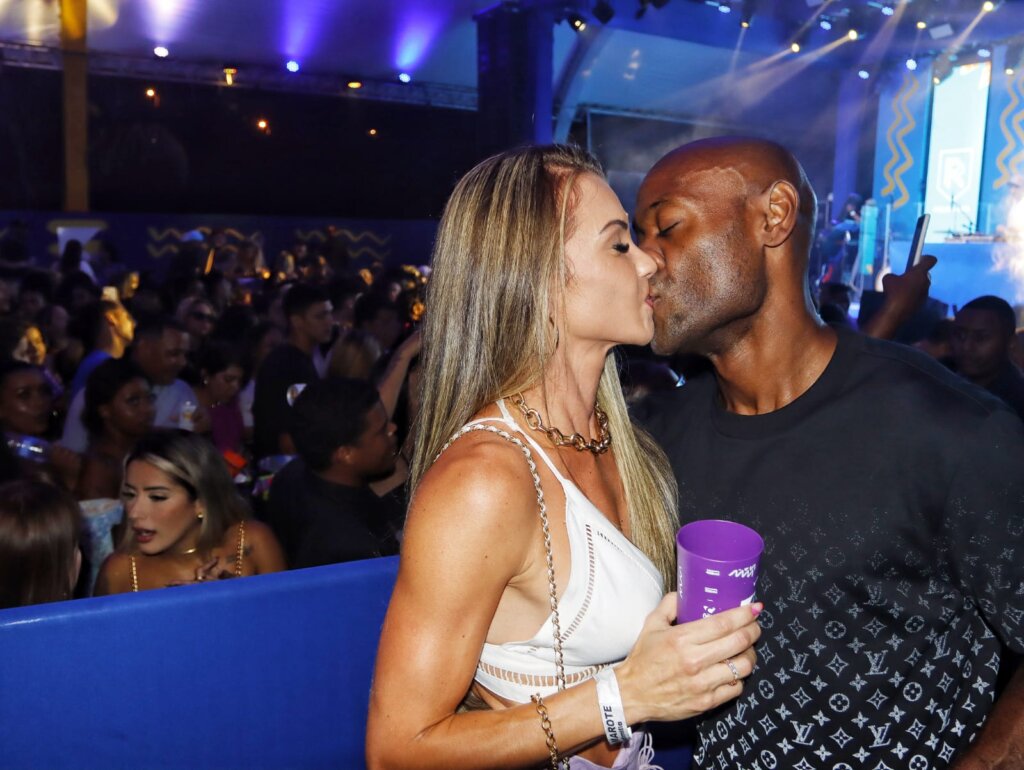 Cantora Ludmila canta para 3 mil pessoas em Búzios