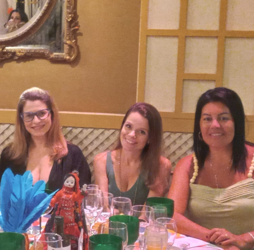 Fabiane Maia e duas integrantes do elenco da Casa Julieta de Serpa