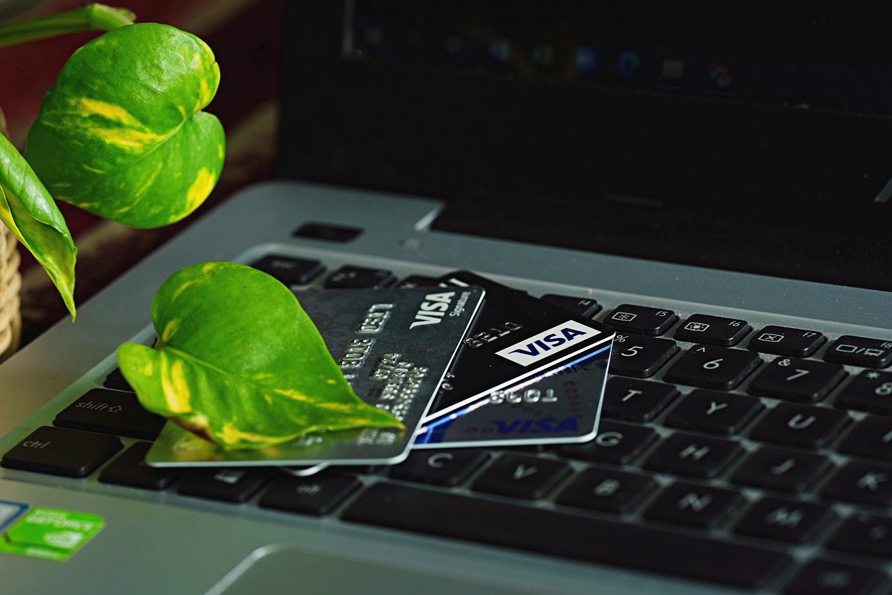 Para celebrar o primeiro ano do Cartão, XP oferece Investback de até 15% nas compras feitas em marcas e sites parceiros