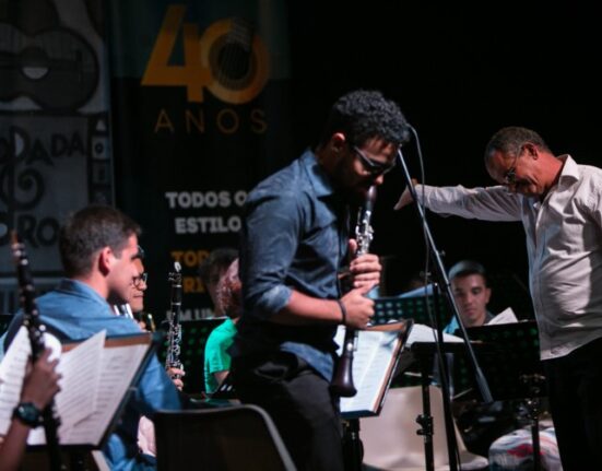 Espetáculo “Chorando com a Big” reproduz a era de ouro da música brasileira e leva alegria com cidadania para jovens e idosos Notícias