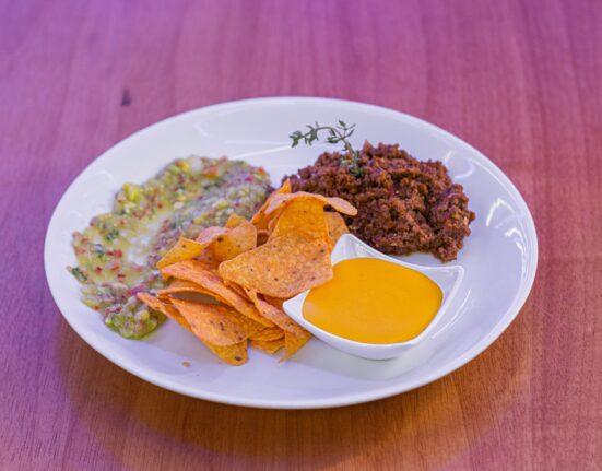 Arena Sports Bar inaugura com cardápio assinado por Dudu Camargo Gastronomia