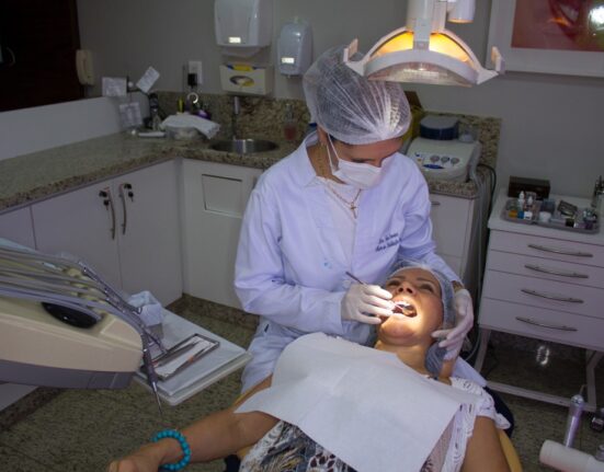 Clareamento dental pode trazer prejuízos irreversíveis à sua saúde. Cuidado!