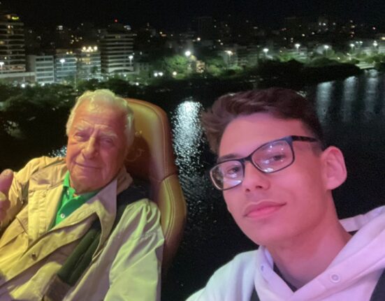 Homenagem nas nuvens Cultura