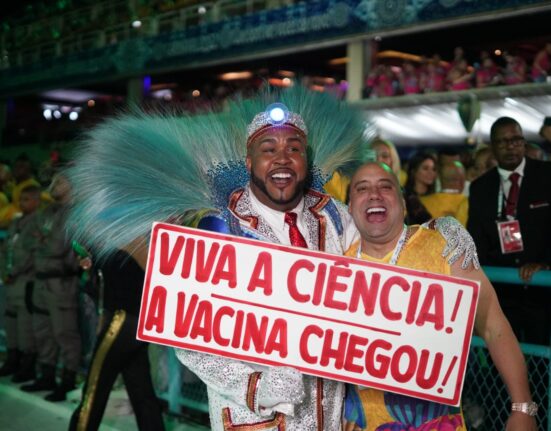 Primeiro dia do Camarote do King recebeu a cantora Ludmila, Adriana Bombom e a turma do Molejo Teatro