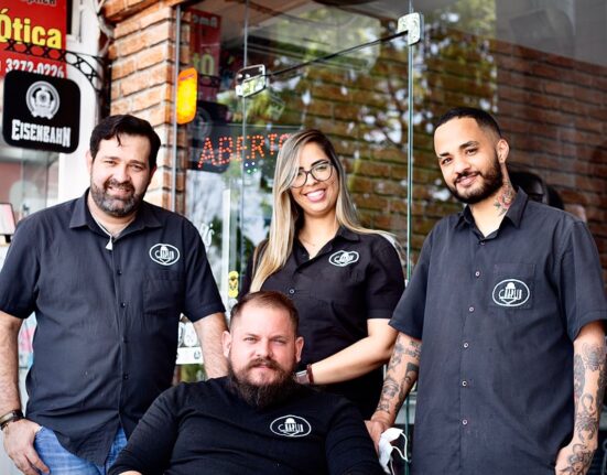 Congresso Mestre Barbeiro consagra trajetória do mestre em barbearia, Jony Rebouças, na Capital Federal Educação