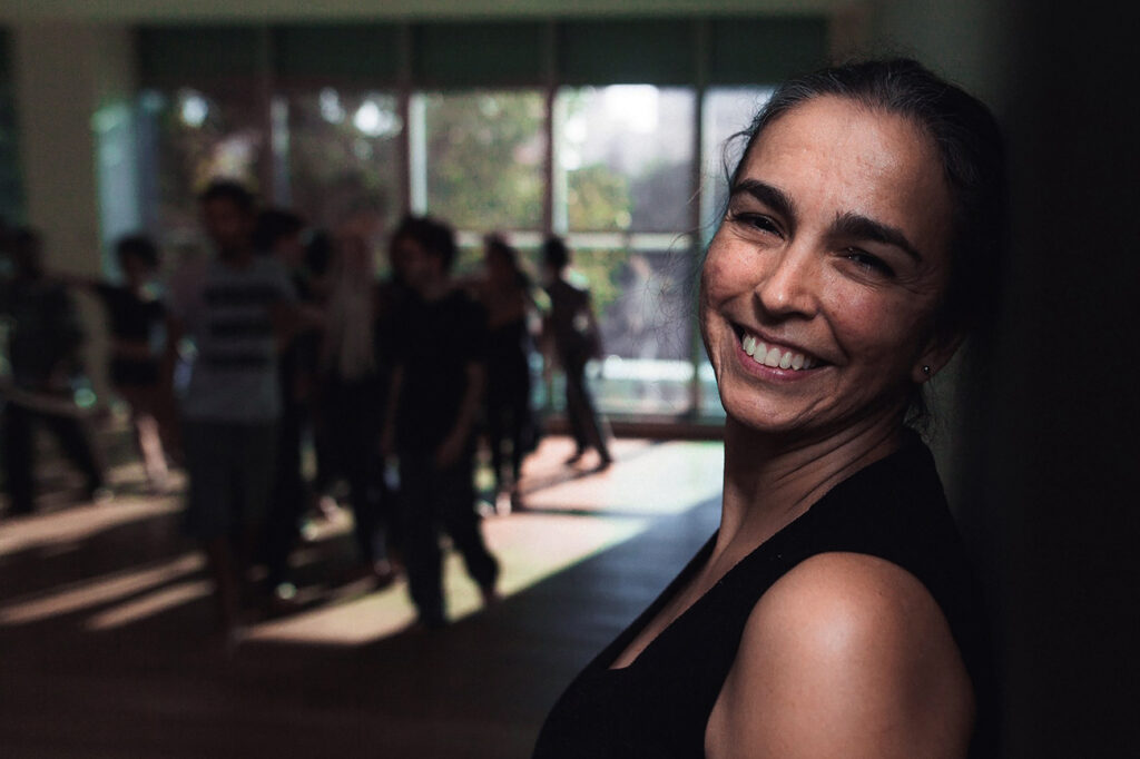 Oficina com Luciana Lara, diretora da Anti Status Quo, pesquisa a dança aplicada a ferramentas e aplicativos de comunicação virtual Oficina online