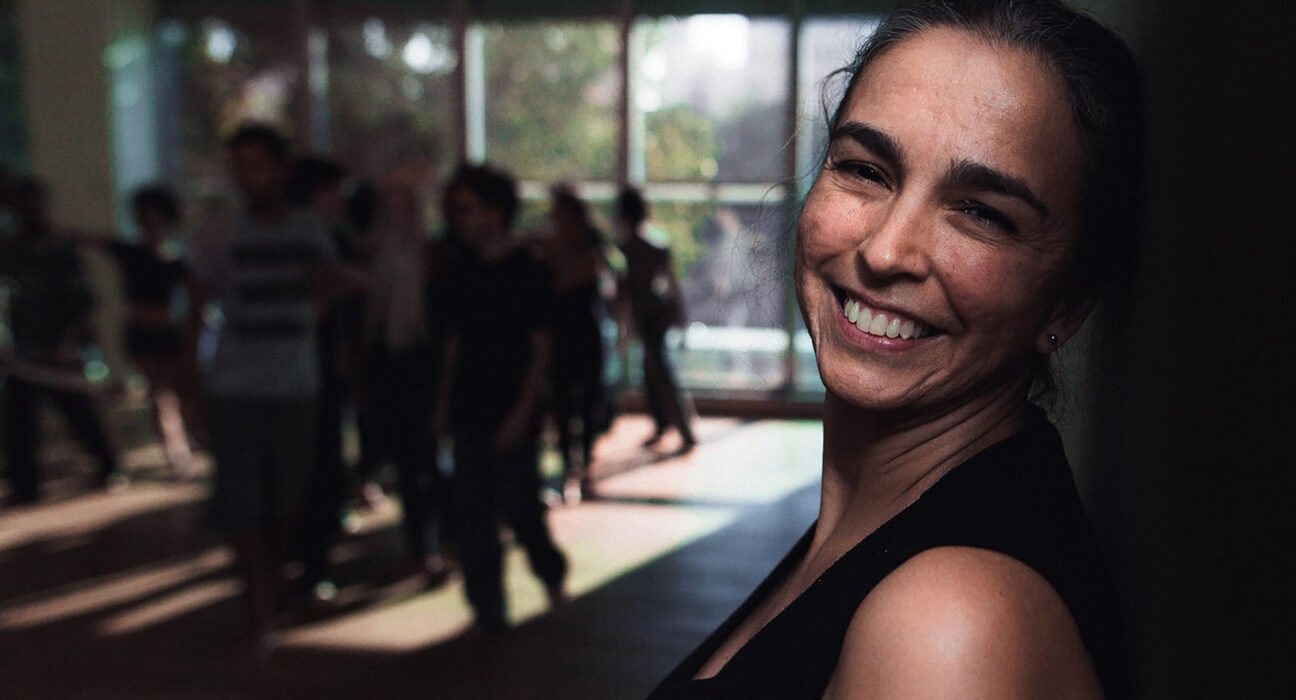 Oficina com Luciana Lara, diretora da Anti Status Quo, pesquisa a dança aplicada a ferramentas e aplicativos de comunicação virtual Oficina online