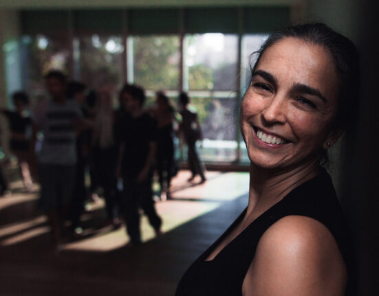 Oficina com Luciana Lara, diretora da Anti Status Quo, pesquisa a dança aplicada a ferramentas e aplicativos de comunicação virtual Oficina online