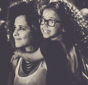 Atriz e arte-educadora brasiliense Lucorina lança curso on-line em homenagem as mães que querem despertar por meio da Arte Artes