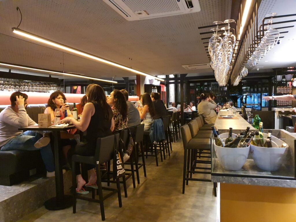 Vino! Wine bar aposta em música ao vivo Gastronomia