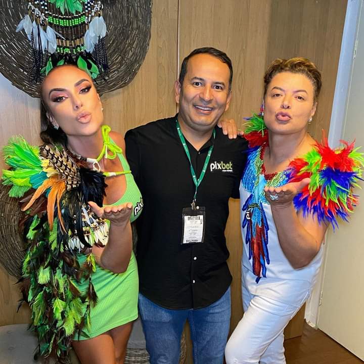 Enquanto famosos deixam Parintins encantados com festival, artistas do boi Garantido incendeiam alegorias por falta de pagamento Colunismo Social