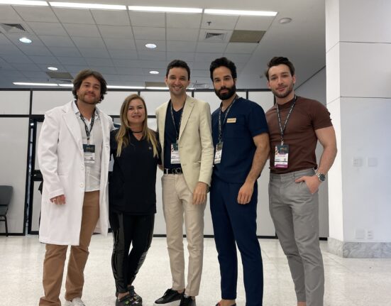 Conhecimento: Dermatologista Danilo Teixeira ministra aula no AMWC Brazil Caesb