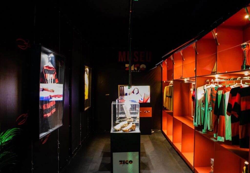 Zico Park recebe Taça do Mundial de 1981 Celebridades